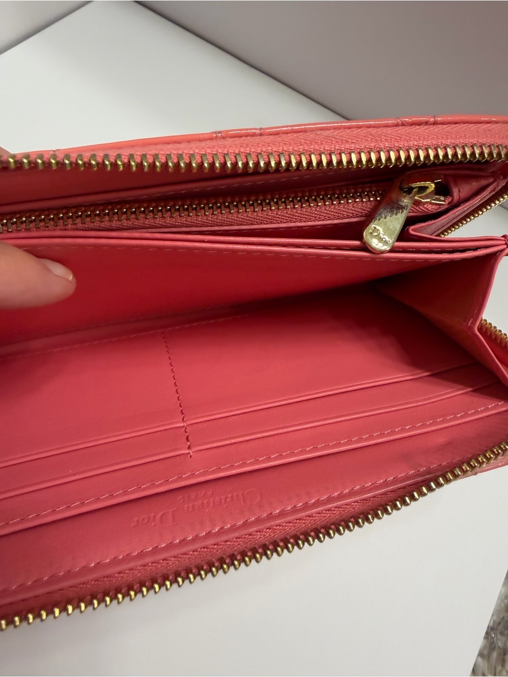 Christian Dior Lady Dior Zip Around Wallet in pink patent leather - Picture 7 of 14